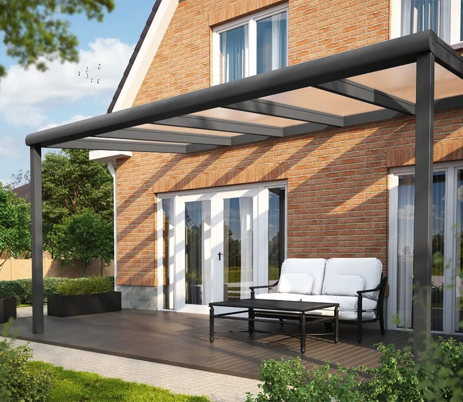 Hliníková pergola s polykarbonátovou strechou pri rodinnom dome