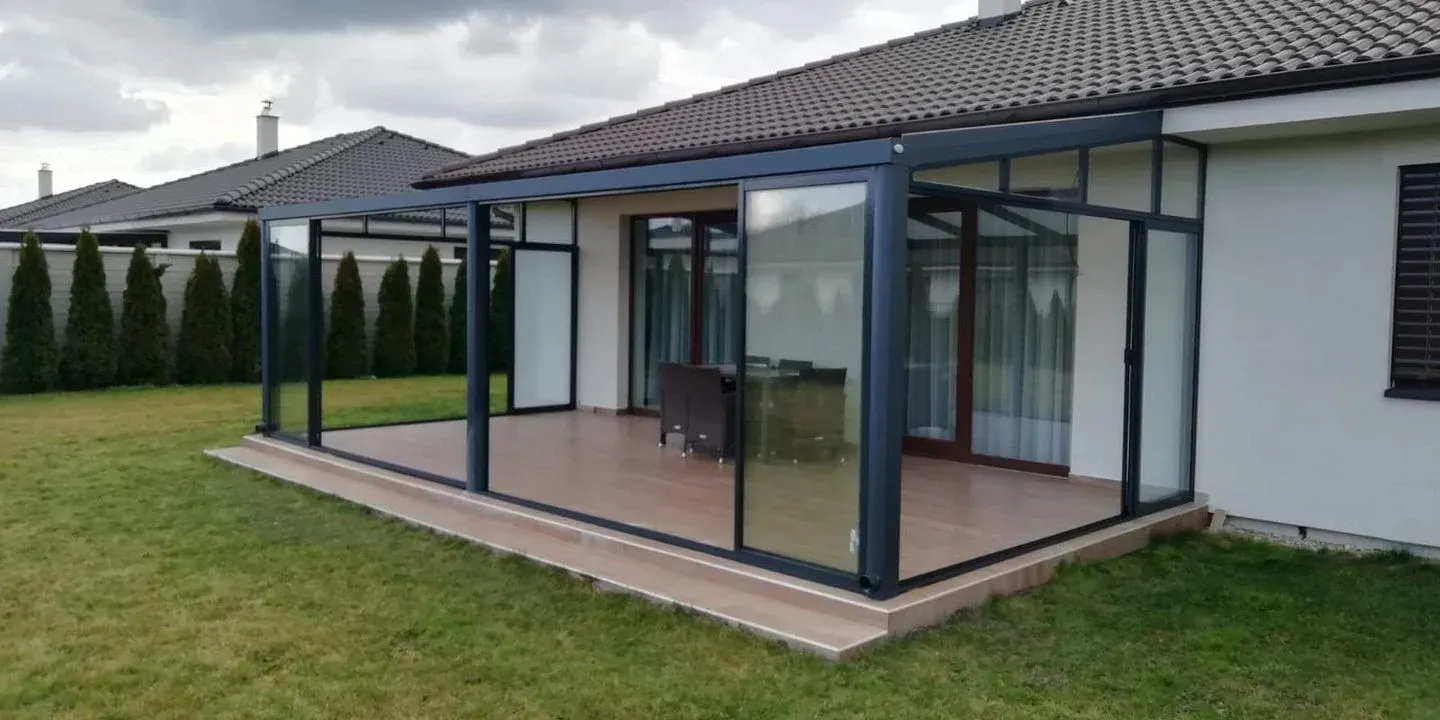 Zimná záhrada s posuvnými dverami pri dome