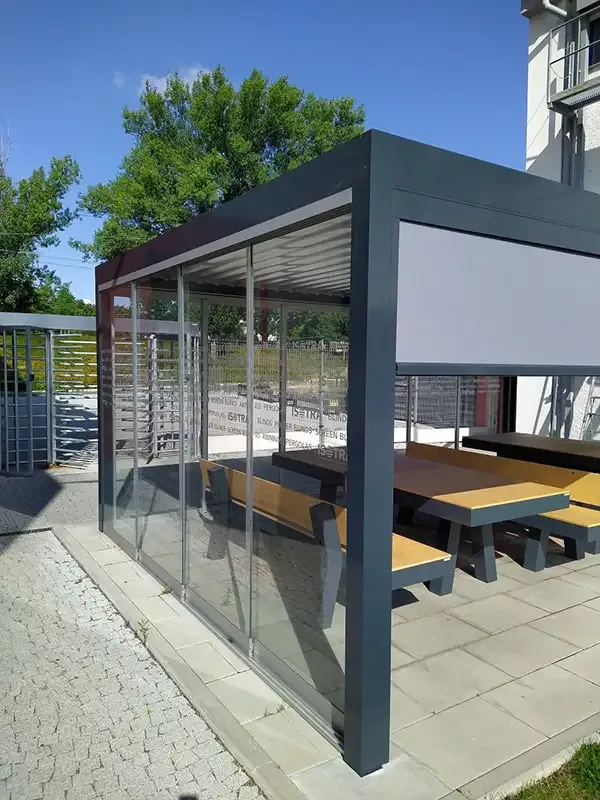 Bioklimatická pergola s posuvným zasklením po bokoch