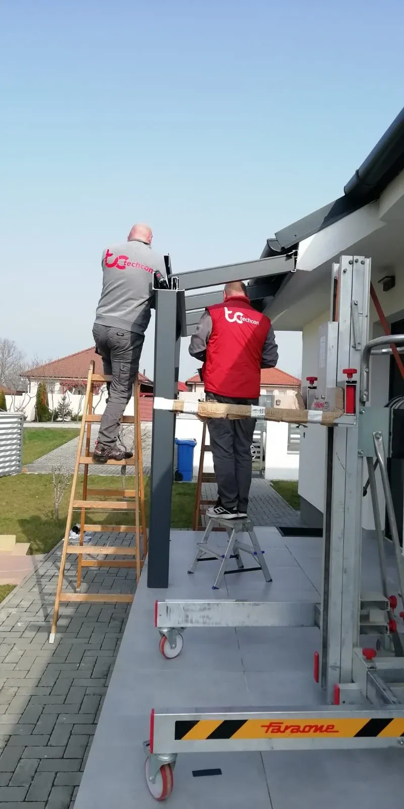 Montážny tím Techconsystems pri práci na pergole