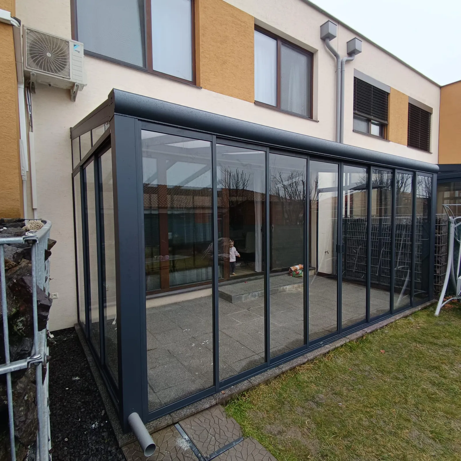 Hliníková pergola so zasklením – realizácia Techcon