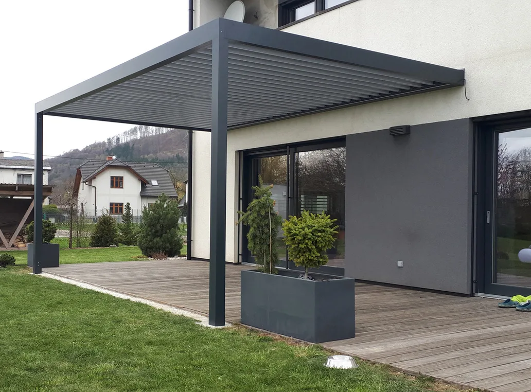 Bioklimatická pergola s otočnými lamelami — realizácia Techconsystems