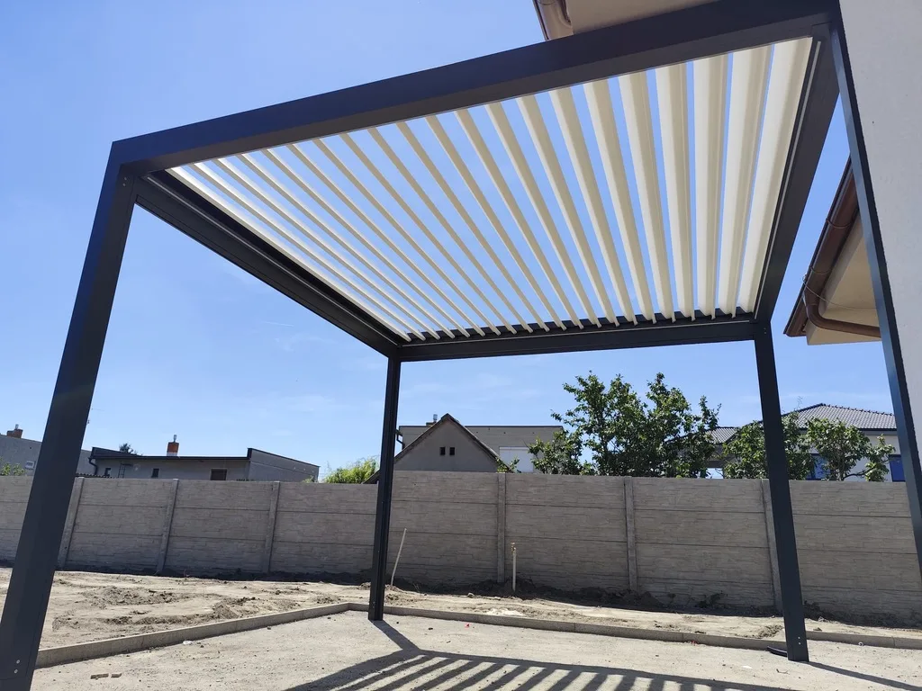 Bioklimatická pergola s otočnými lamelami — realizácia Techconsystems