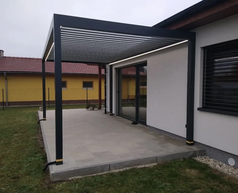 Bioklimatická pergola s otočnými lamelami — realizácia Techconsystems