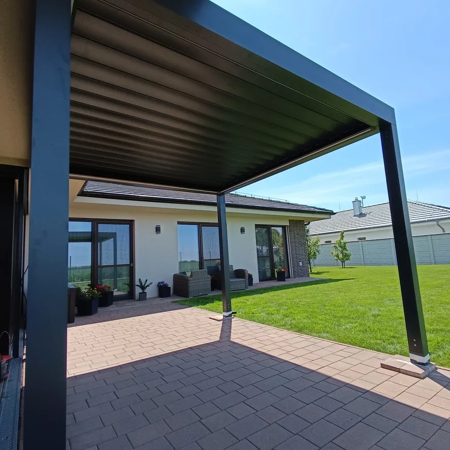 Bioklimatická pergola s otočnými lamelami — realizácia Techconsystems