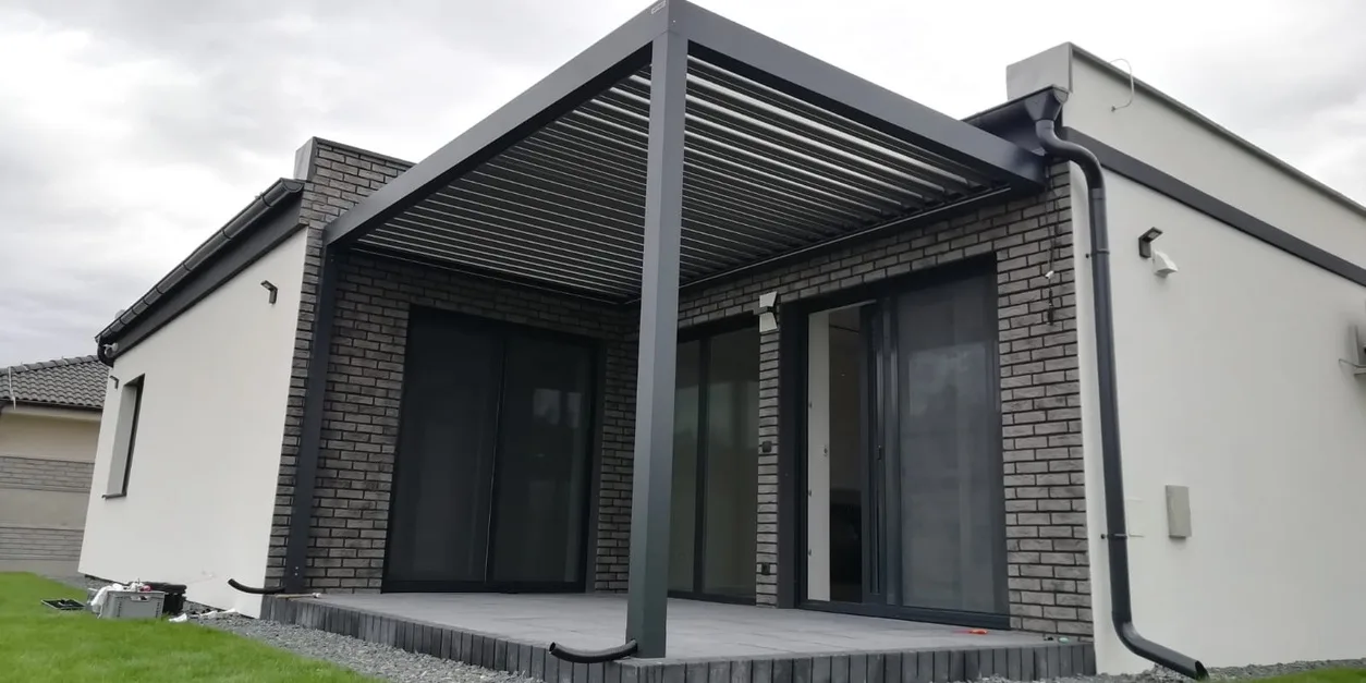 Bioklimatická pergola s otočnými lamelami — realizácia Techconsystems