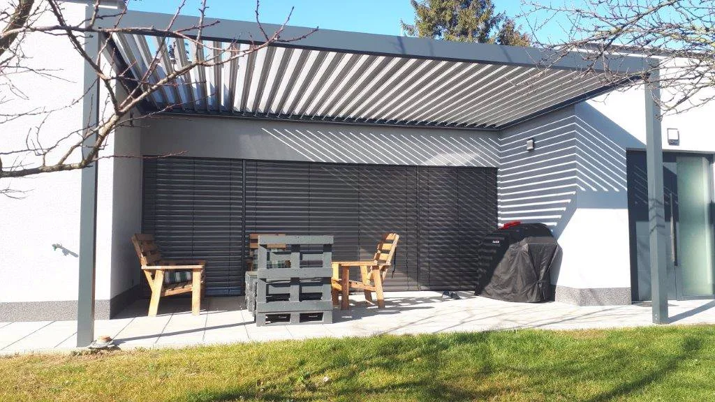 Bioklimatická pergola s otočnými lamelami — realizácia Techconsystems