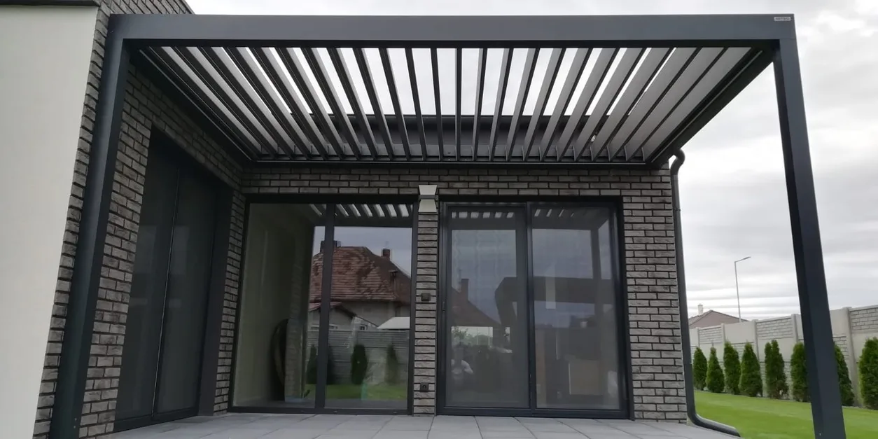 Bioklimatická pergola s otočnými lamelami — realizácia Techconsystems